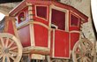 Červený renesanční kočár byl původně vyroben pro film Bathory. Nedávno si ho ale vybrali i pro film Angelika. Kočár v tomto snímku patří Angelice a Peyracovi. Nyní filmoval v Telči a Rakousku.
