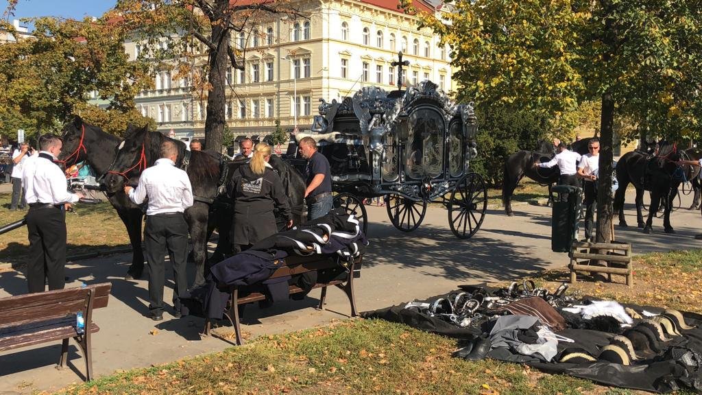 Poslední přípravy kočích a šestispřežení s kočárem, který odveze rakev Jana Kočky na Olšanské hřbitovy