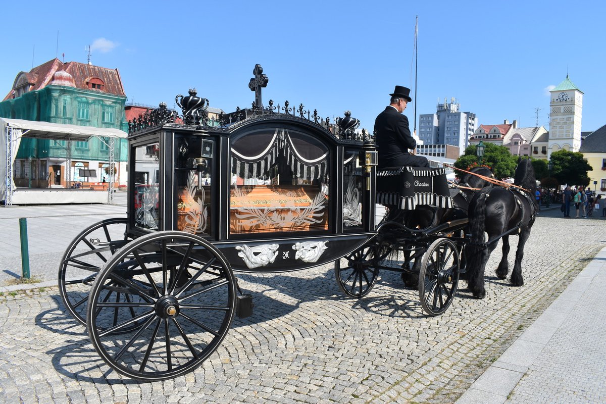 Unikátní pohřebák z roku 1850. Majitel Vítězslav Dernický (71) ho ve stodole před komunisty.