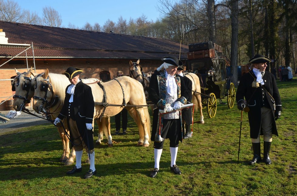 V muzeu historických kočárů v Čechách pod Kosířem zahájili sezónu stylovou dobovou jízdou po hanáckých obcích.