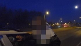 Opilý táta (39) v Plzni málem převrhl kočárek s dvojčaty.