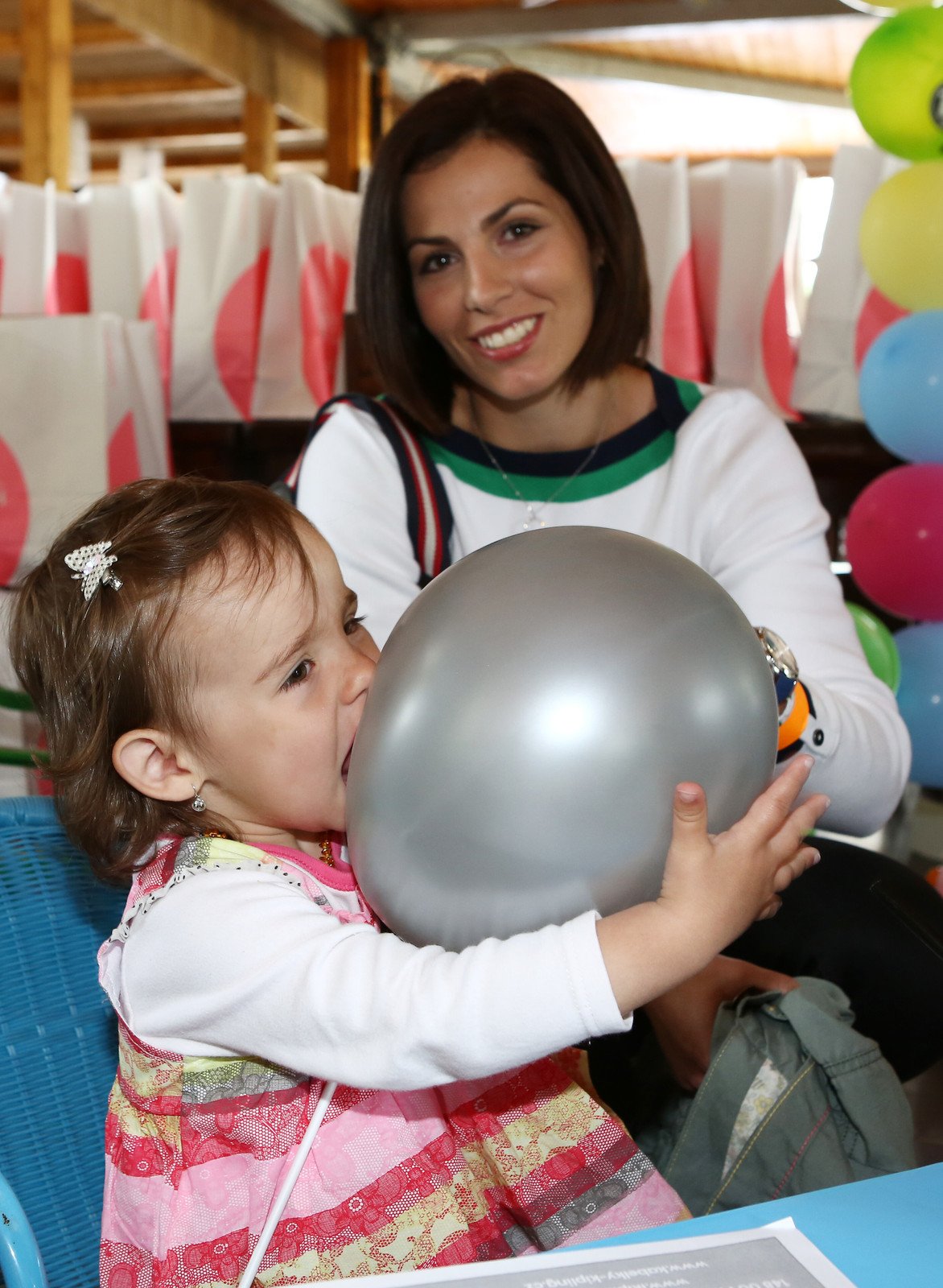 NEJnafoukanější balónek  Elenka (1,5) a tyčkařka Kateřina Baďurová (30). la balónek nafouknout ani maminka.