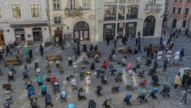 Instalace v západokyjevském Lvově. 109 prázdných kočárků jako memento 109 nejnevinnějších Putinových obětí - 109 mrtvých dětí za tři týdny války - to je číslo dětských obětí, které se podařilo identifikovat. Skutečné číslo bude mnohem vyšší