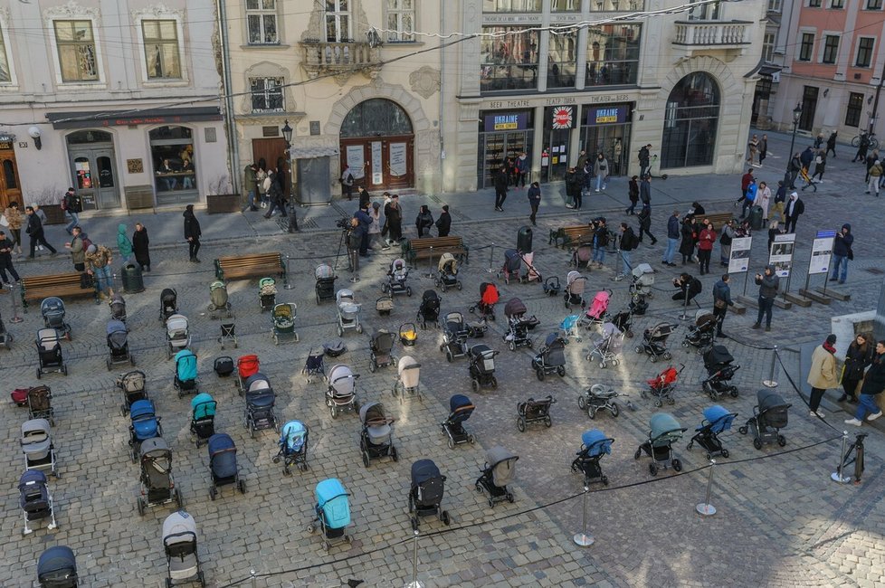 Instalace v západoukrajinském Lvově. 109 prázdných kočárků jako memento 109 nejnevinnějších Putinových obětí - 109 mrtvých dětí za tři týdny války, to je číslo dětských obětí, které se podařilo identifikovat. Skutečné číslo bude mnohem vyšší.