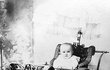 1880, U některých exponátů nechybí ani dobové fotografie. Takhle sedělo dítě v luxusním viktoriánském kočárku vyrobeném v Americe.