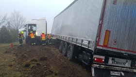 Na Chrudimsku se srazilo auto s kamionem: Bezohlední řidiči neumožnili průjezd záchranářům