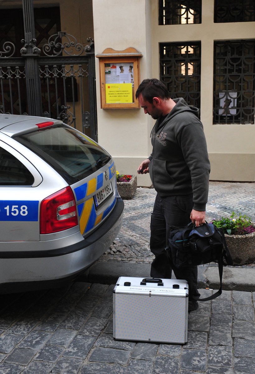Policie přijela k bytu Kristýny Kočí vyšetřit nalezené odposlouchávací řízení