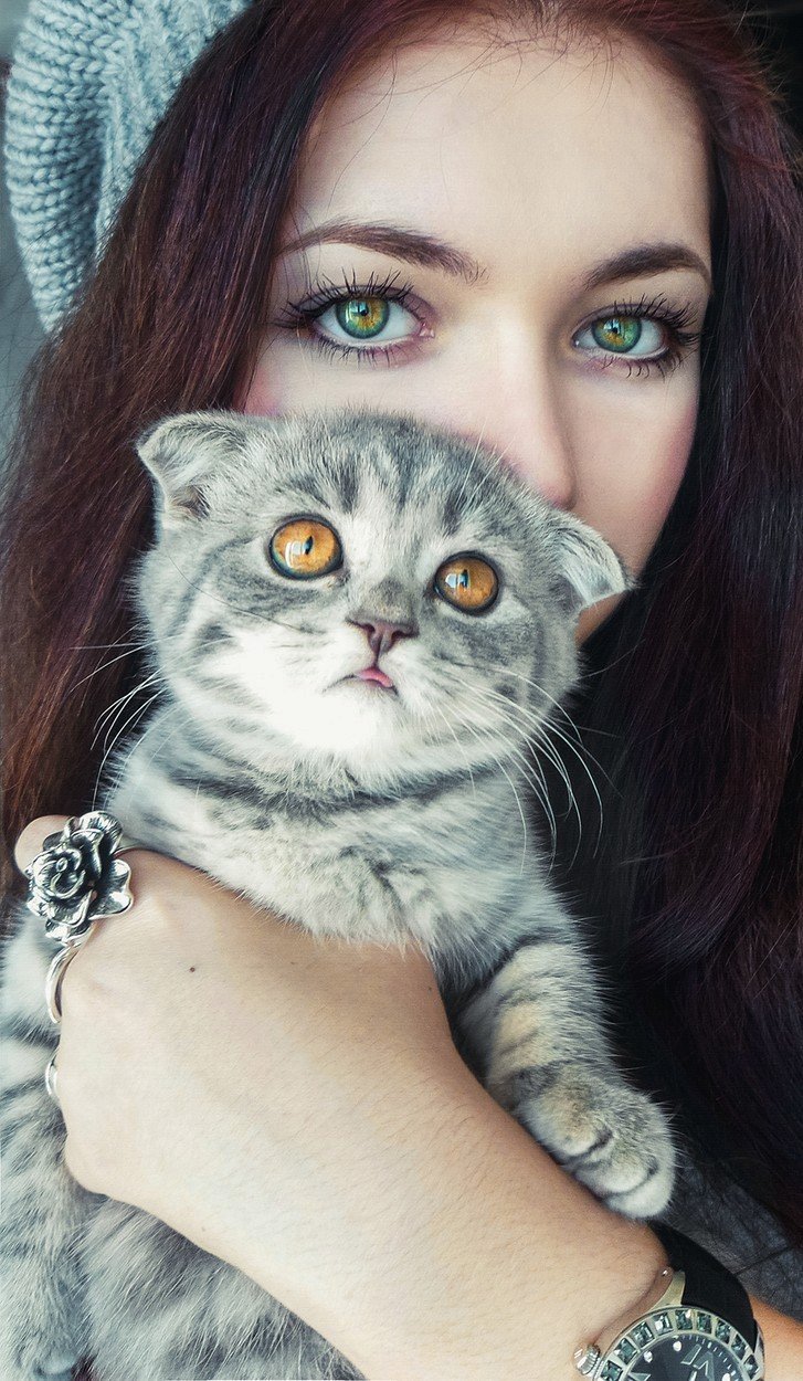 Kočka Melissa s paničkou Alinou