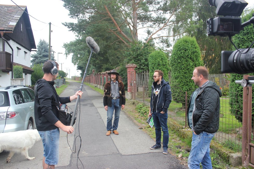 Kočka není pes – Zamilovaný Čaky a znepřátelené Queen a Daisi