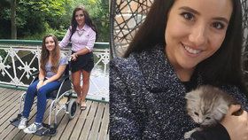 Blogerka (24) na dovolené pohladila toulavou kočku! Zůstala ochrnutá od pasu dolů