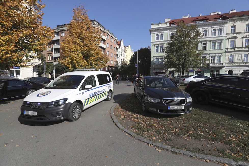 Strážnici pokutovali řidiče za špatné parkování