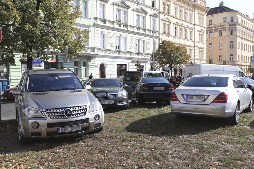 Strážnici pokutovali řidiče za špatné parkování před kostelem, kde probíhal pohřeb.