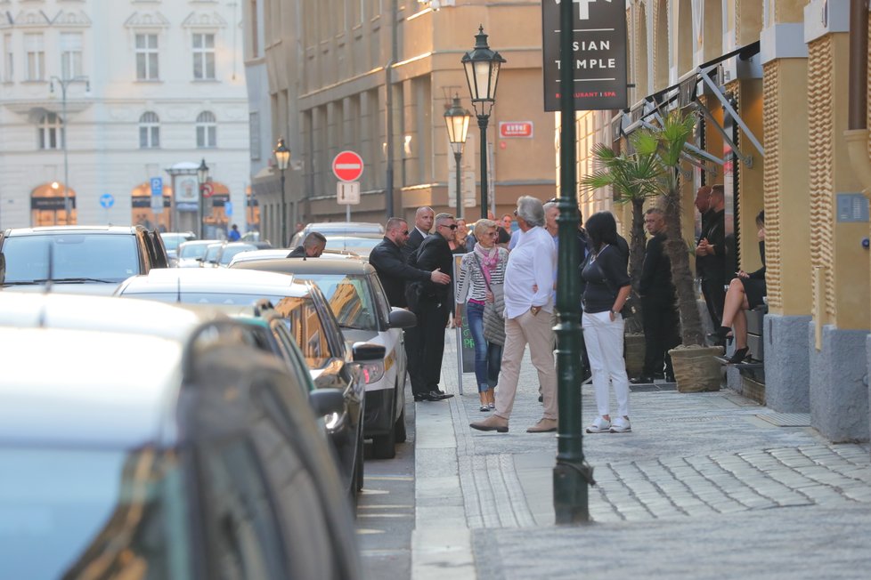 Smuteční hosté a truchlící příbuzní se po obřadu přesunuli do luxusní asijské restaurace.