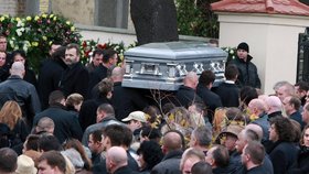Z obřadu uložení rakve do hrobu na hřbitově v Řepích