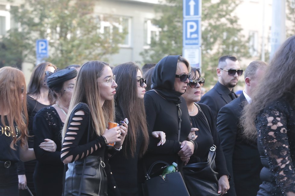 Olga se na pohřbu objevila zahalená černým šátkem
