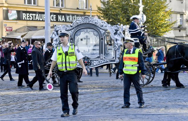 Policie hlídala, aby auta nebo tramvaje neomezovaly smuteční průvod.