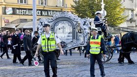 Policie hlídala, aby auta nebo tramvaje neomezovaly smuteční průvod.