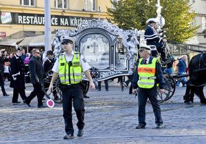 Policie hlídala, aby auta nebo tramvaje neomezovaly smuteční průvod.