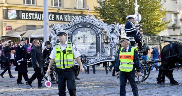 Pompézní smuteční průvod Jana Kočky (†28) uzavřel Vinohradskou ulici: Kolik to stálo daňové poplatníky?