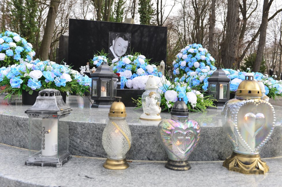 Kočkův hrob na jeho narozeniny zaplavily umělé růže