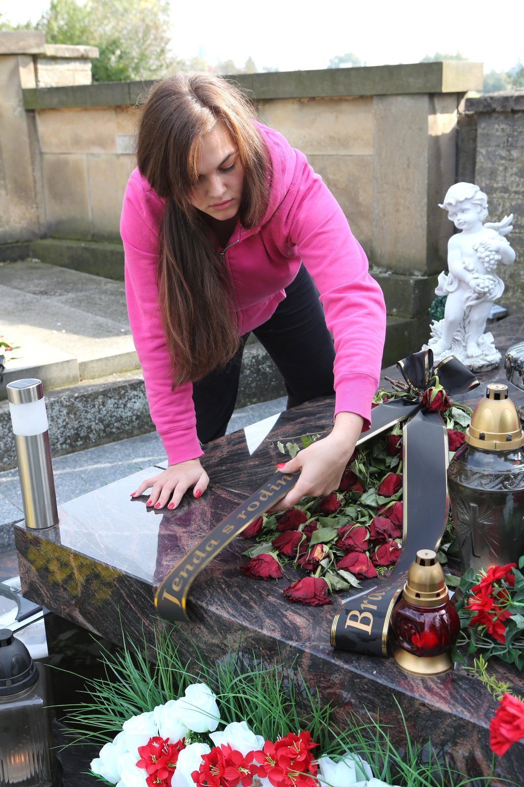 Edita Kočková (19) o tom, co se stalo, včera na hřbitově mluvit nechtěla.