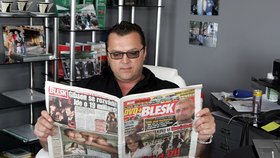 Čekání na příchod spolupracovníků si Jan Kočka zkrátí třeba čtením Blesku!