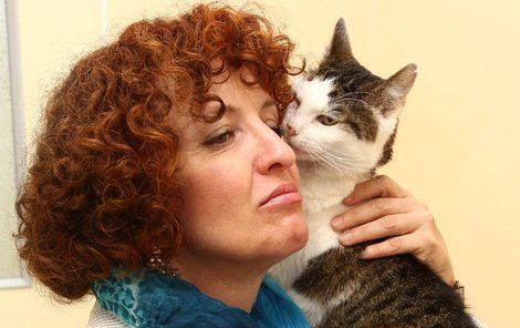 Hana Janišová s kočičím mazlíčkem.