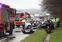 Při vážné dopravní nehodě na Svitavsku zemřeli tři lidé: Dva vážně zranění skončili v nemocnici