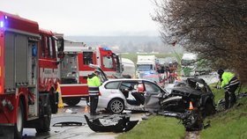 Při vážné dopravní nehodě na Svitavsku zemřeli tři lidé: Dva vážně zranění skončili v nemocnici