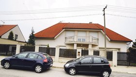 V této vile v Hostivicích ministr průmyslu Martin Kocourek žije. Odhadem jej mohla přijít na pět až deset milionů.