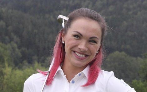 Podle zvolených džín místo golfových kalhot Kamila zřejmě není častým hráčem tohoto krásného sportu. Barvu ale dodržela, když si narůžovo obarvila vlasy od půlky hlavy.