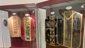 Výstava v Západočeském muzeu v Plzni nazvaná Kdo vyšíval, nehřešil. Představuje liturgické textilie vyšívané šlechtičnami.
