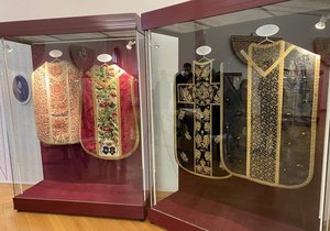 Výstava v Západočeském muzeu v Plzni nazvaná Kdo vyšíval, nehřešil. Představuje liturgické textilie vyšívané šlechtičnami.