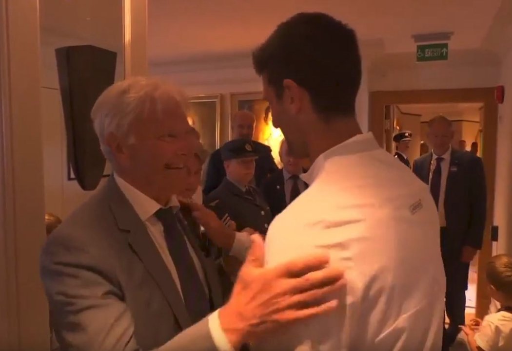 Trojnásobný grandslamový šampion Jan Kodeš gratuluje Novaku Djokovičovi k zisku jeho páté wimbledonské trofeje