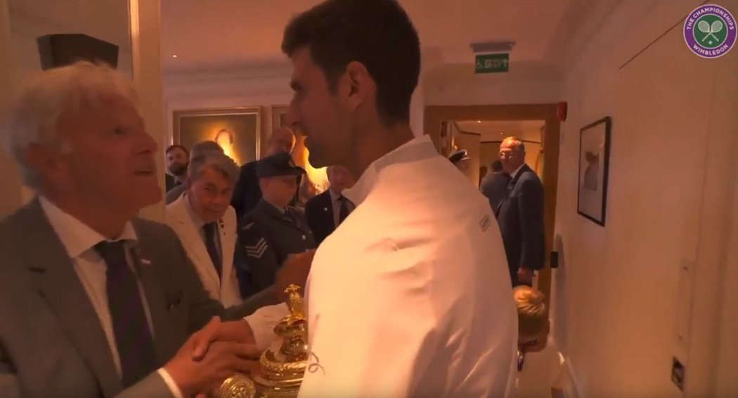 Trojnásobný grandslamový šampion Jan Kodeš gratuluje Novaku Djokovičovi k zisku jeho páté wimbledonské trofeje