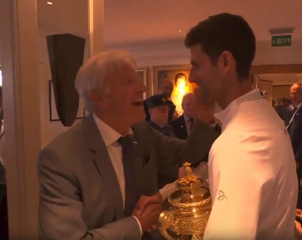 Trojnásobný grandslamový šampion Jan Kodeš gratuluje Novaku Djokovičovi k zisku jeho páté wimbledonské trofeje