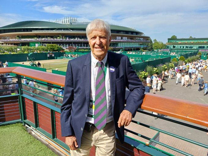 Nechte nám už taky něco, žertují členové All England Clubu s Kodešem. Všichni jsou v šoku Nechte nám už taky něco, žertují členové All England Clubu s Kodešem. Všichni jsou v šoku