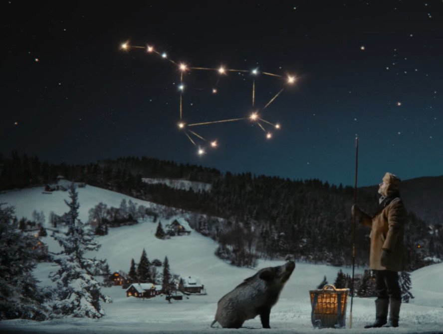 V nové verzi vánoční reklamy vznikne souhvězdí Prasátka.