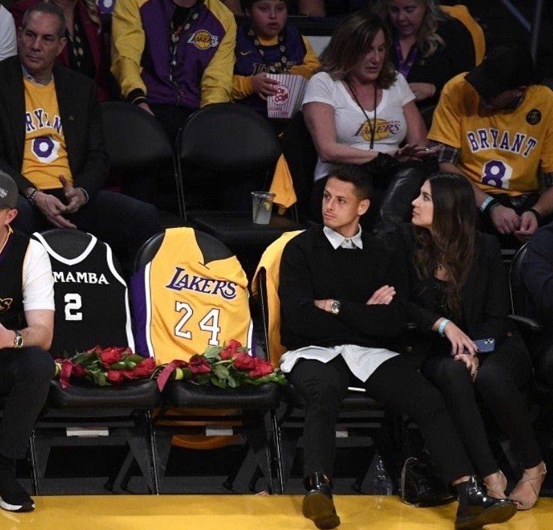 Javier Hernández a Sarah Kohenová na prvním zápase Lakers po smrti Kobeho Bryanta