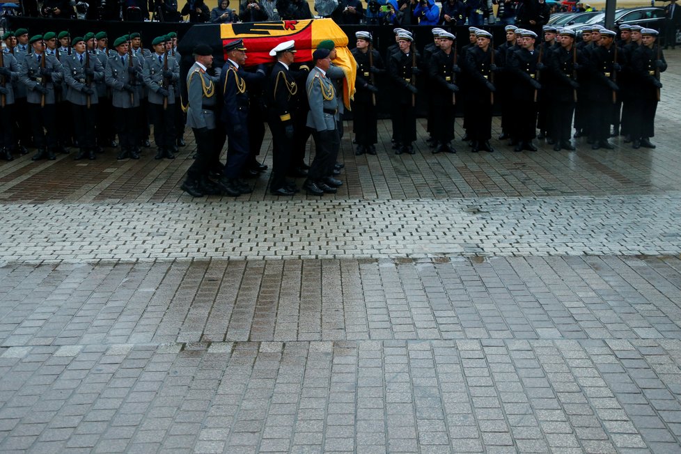 Po zádušní mši a vojenském ceremoniálu ve městě Speyer Kohla uložili k poslednímu odpočinku na místním hřbitově za účasti nejbližší rodiny.