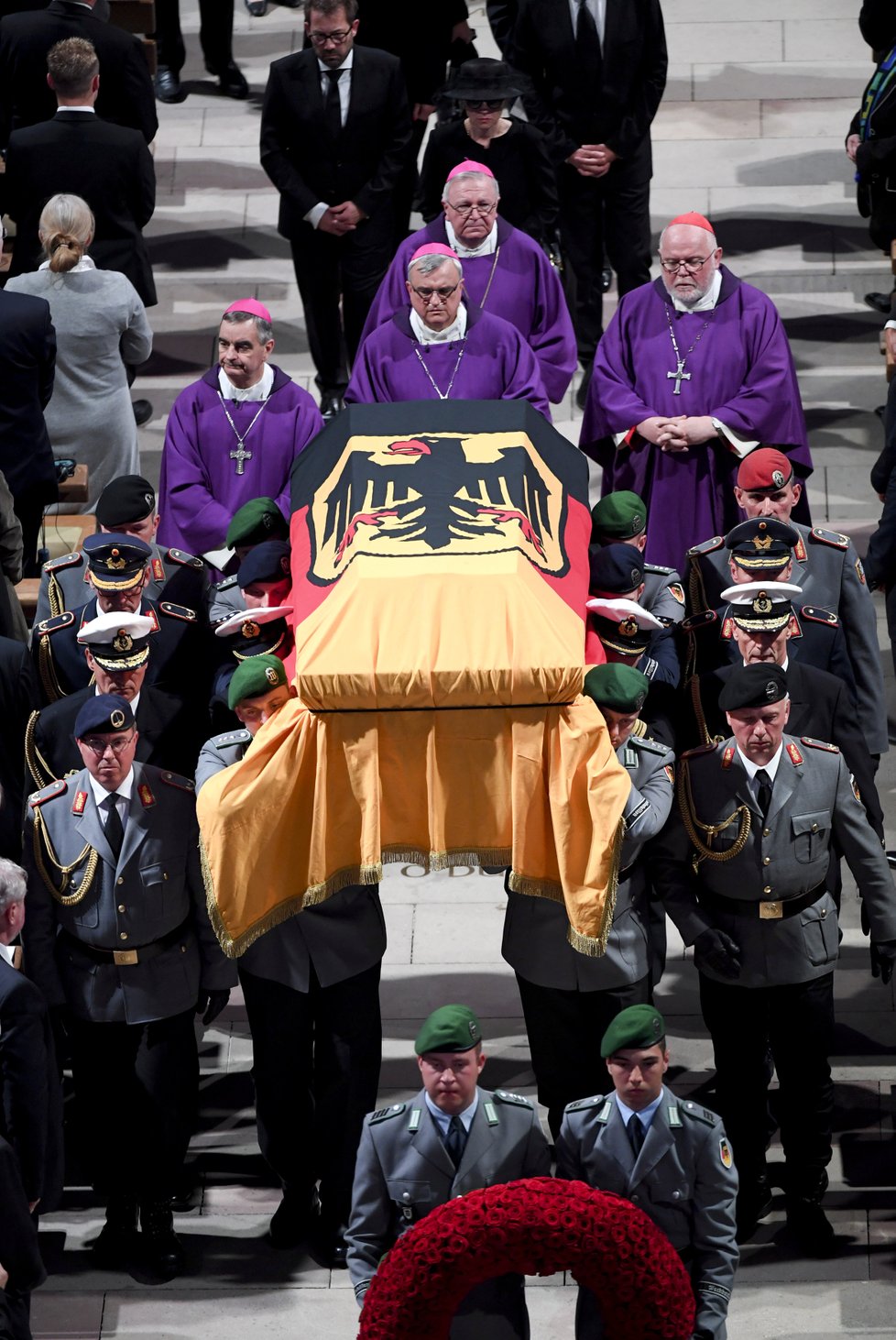 Po zádušní mši a vojenském ceremoniálu ve městě Speyer Kohla uložili k poslednímu odpočinku na místním hřbitově za účasti nejbližší rodiny.