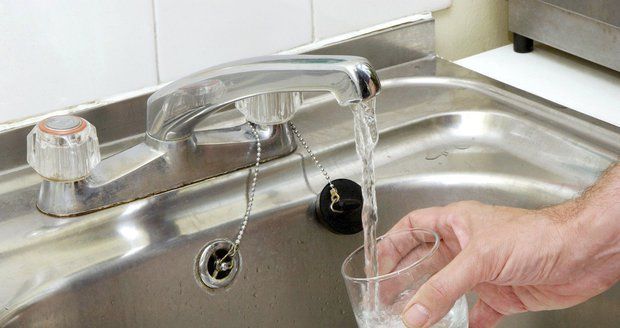 Kdo pije vodu z PET lahví, dostává do těla víc mikroplastů. Kohoutková voda jich má méně, říká studie