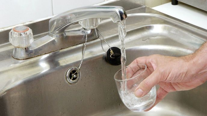 Kdo pije vodu z PET lahví, dostává do těla víc mikroplastů. Kohoutková voda jich má méně, říká studie