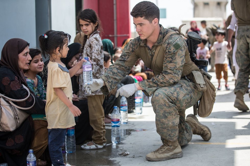 Snímky amerických vojáků s malými dětmi