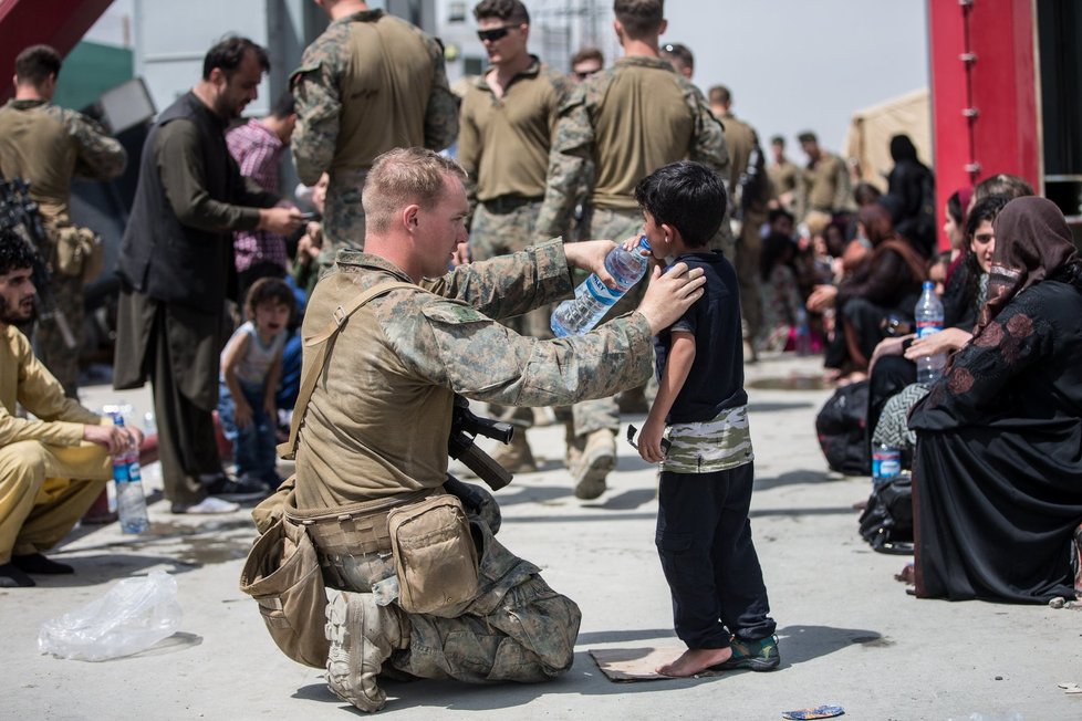 Snímky amerických vojáků s malými dětmi