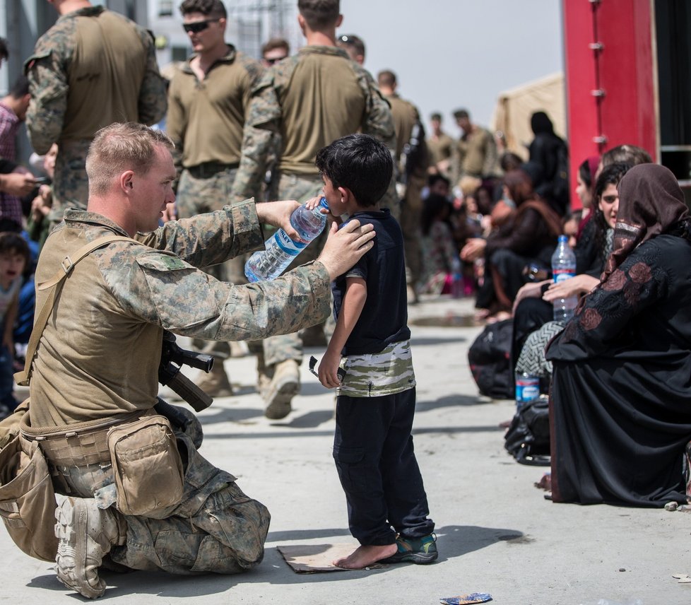 Snímky amerických vojáků s malými dětmi nejsou výjimkou.