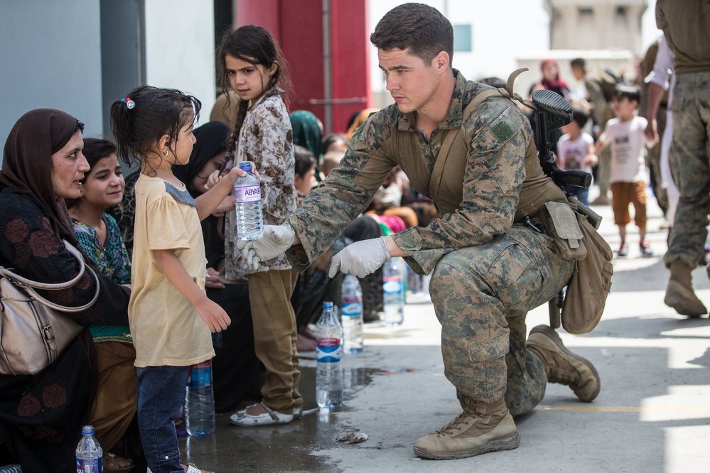 Snímky amerických vojáků s malými dětmi nejsou výjimkou. 