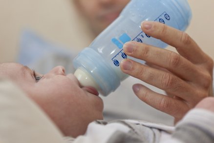 Z čeho se kojenci nejlépe pije?