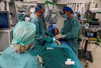 Unikátní zákrok v Ústí: Matějovi (6 měs.) operovali ruku zraněnou při porodu