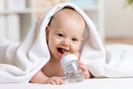 Kolik tekutin děti denně skutečně potřebují? Nepřehánějte to